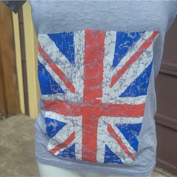 FREE with bundle! Tultex gray distressed Union Jack graphic V-neck tee size M - Picture 4 of 7